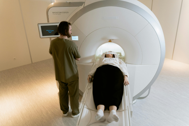 "Brain with dopamine icons showing screen overload"
