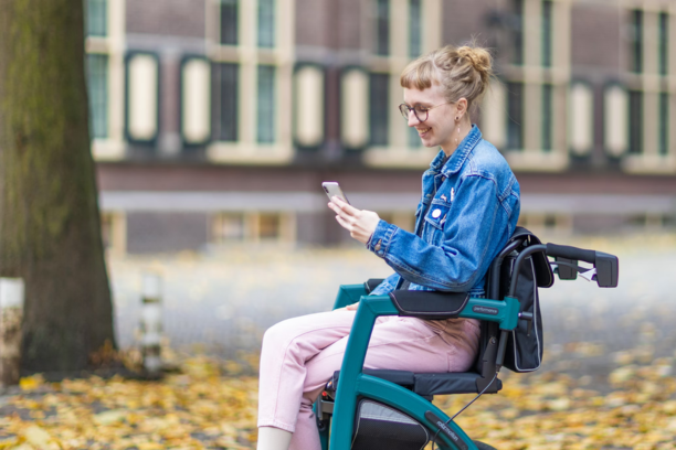 “Woman reading outdoors without a phone – a symbol of unplugged mental wellness in 2025”